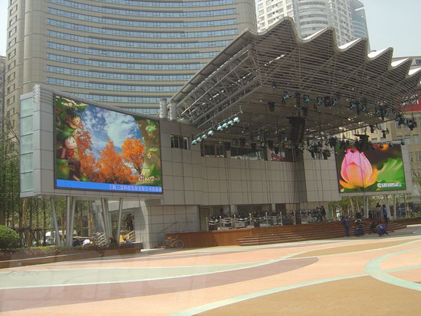 南京東路世紀廣場（chǎng）室（shì）外led全彩（cǎi）顯示屏