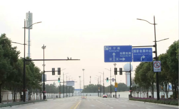 上海國家會展中（zhōng）心周邊（biān）多杆合一路（lù）燈