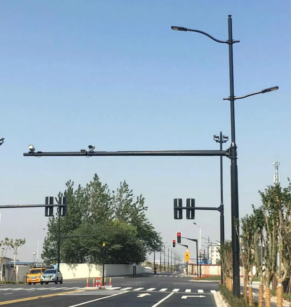 進博（bó）會（huì）周邊多（duō）杆合一路燈