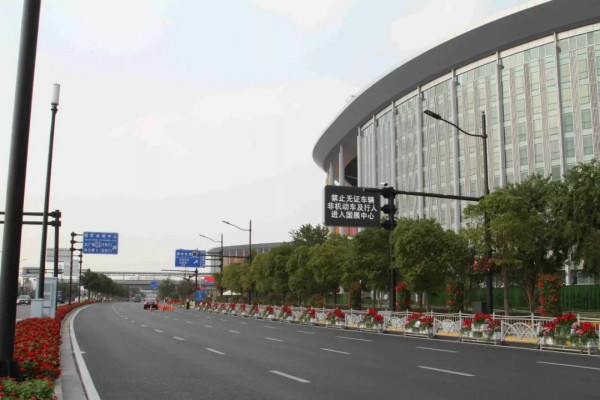 進口博覽會周邊道路多杆合一路燈（dēng）