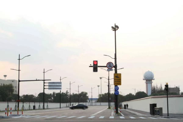 進口博覽會周邊道路多杆合一路燈（dēng）