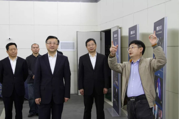 上（shàng）海市委常委、市委政法委（wěi）書記陳（chén）寅（中）、閔行區區委書記朱芝鬆（右二）、區委常委（wěi）、政（zhèng）法委書記劉豫峰（左一（yī））聽（tīng）取上海（hǎi）色多多AV导航總（zǒng）裁王鷹華（右一）介紹LED相關技術和產品