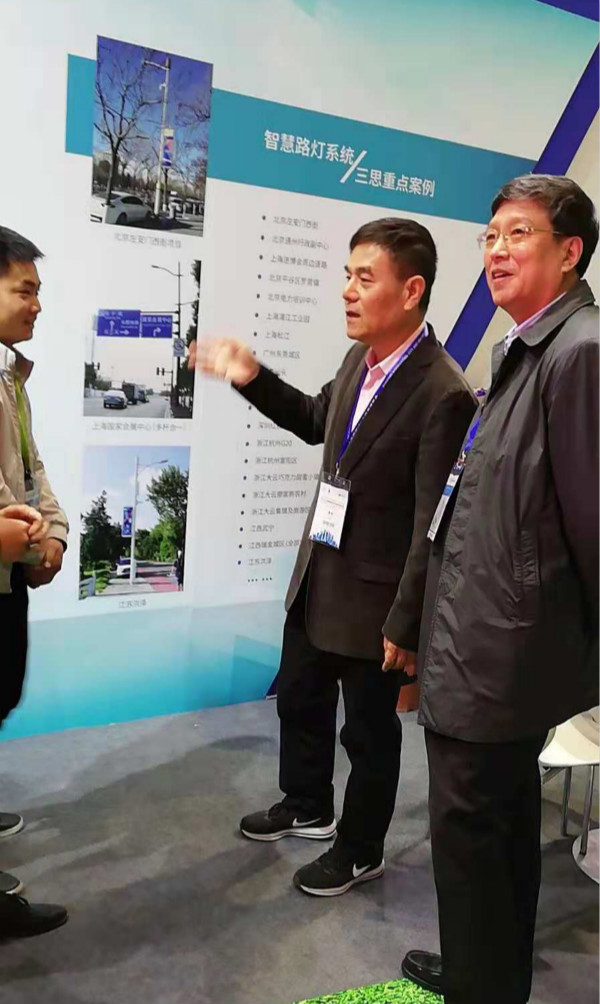 上海市綠色建築協會會長甘忠澤（zé）（中）與副（fù）會長兼秘書長許解良（右）