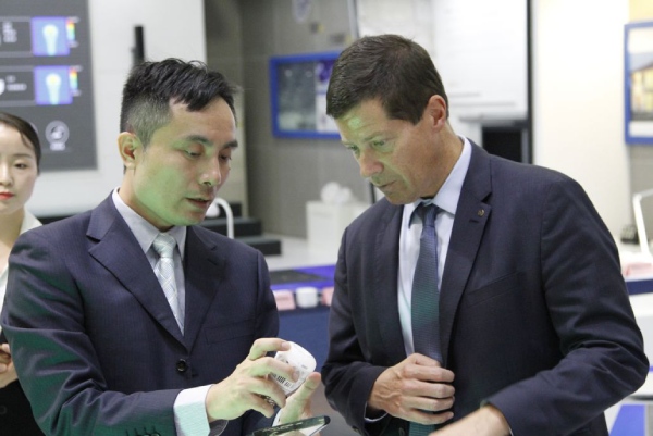UL全球副總裁 Todd J. Denison參觀（guān）係統實驗室