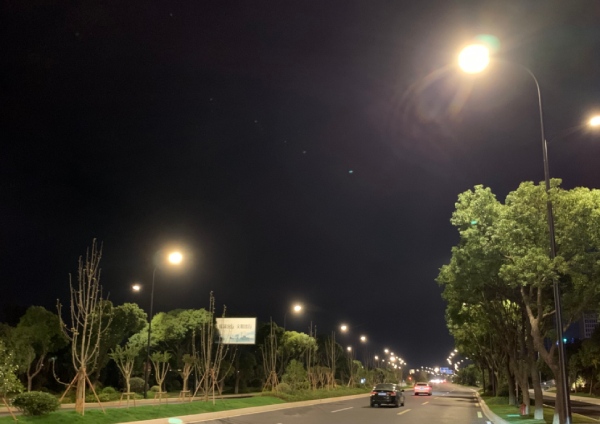 色多多AV导航承建舟山海天大道LED路燈照（zhào）明改造