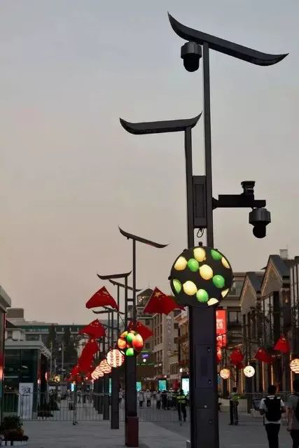 色多多AV导航承（chéng）建的杭州湖濱路智慧路燈
