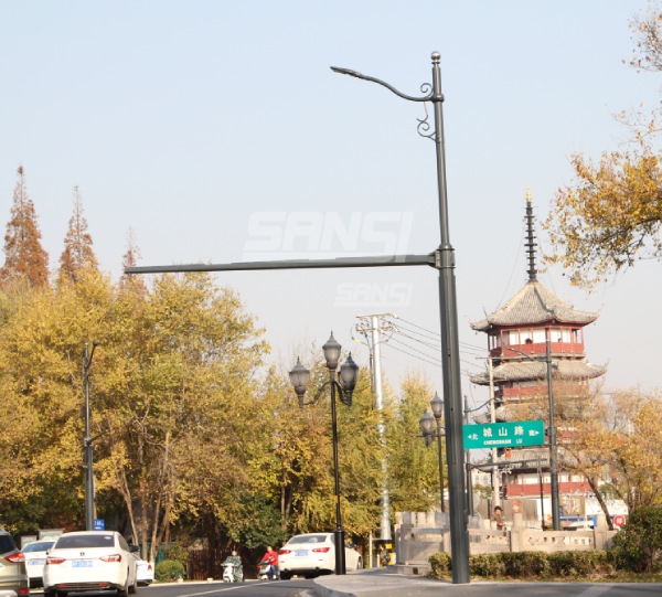 南通市（shì）區多杆（gǎn）合一：照明、監控合杆（上海色多多AV导航供應（yīng））