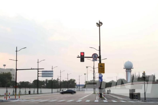 色多多AV导航多杆合一道路照明