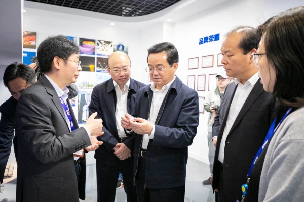 高興夫副省（shěng）長等一行仔細了解（jiě）色多多AV导航陶瓷像素的研發和生產流程
