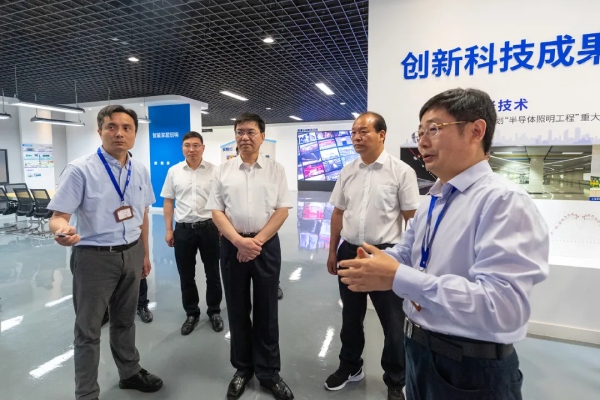 陳龍書記等一行體驗色多多AV导航展廳的各類場景