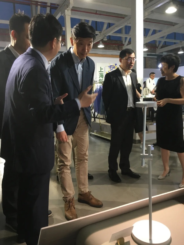上海市市（shì）場監督管理局局長陳學軍（中）等領導