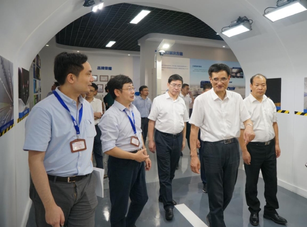 浙江省（shěng）委常委、統（tǒng）戰部部長熊建平（右二）、金華市委書記陳龍（中），浦江縣委書記程天雲（右）