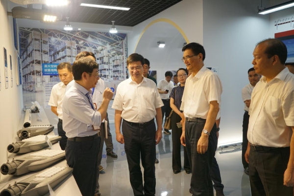 熊建平等領導一行參觀色多多AV导航陶瓷像素路燈