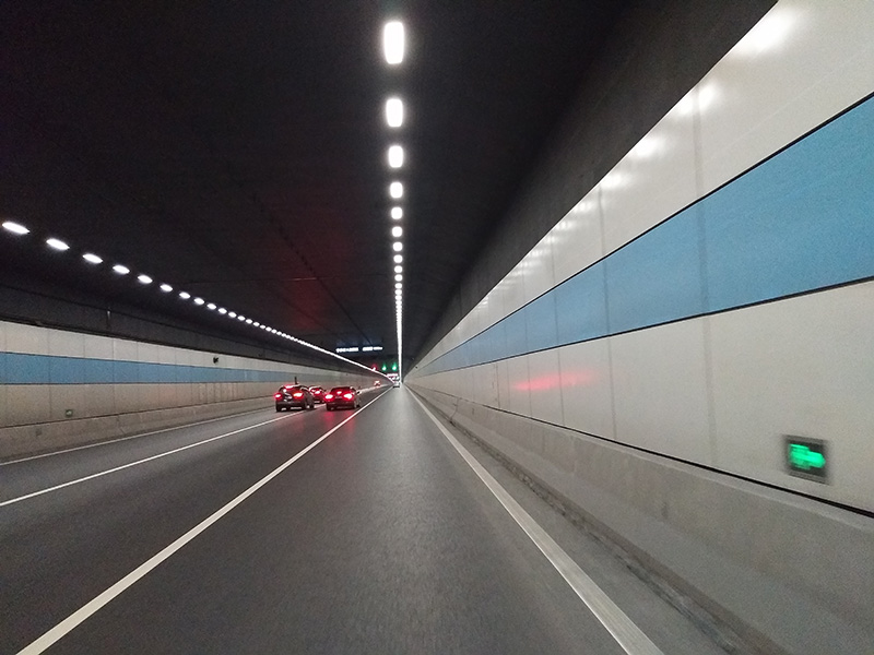 公路（lù）隧道的區域燈具布置
