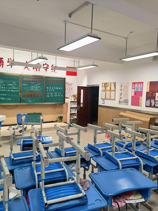 教室黑（hēi）板燈應該（gāi）根據哪些因素去選購？