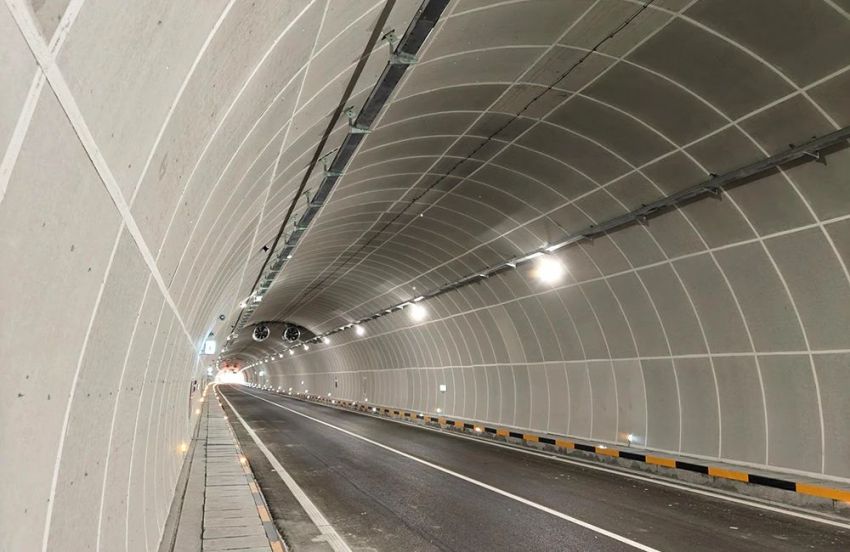 海拔（bá）超4000米,色多多AV导航,14000餘套陶瓷隧道燈,點亮西藏重點高速隧道