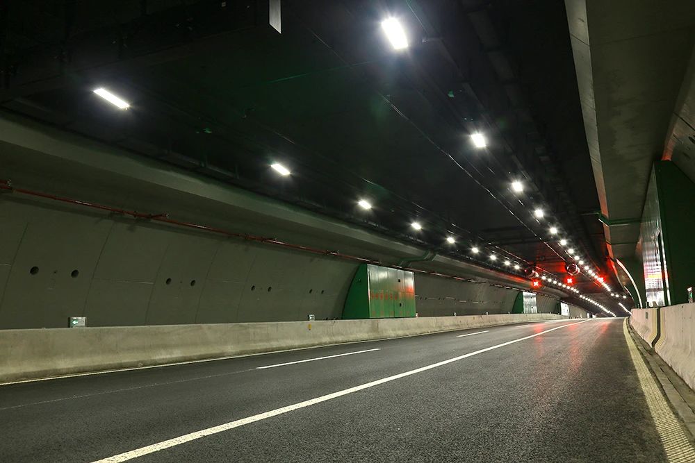 點亮（liàng）,上海,東西大通道（dào）,全國至少,2500條隧道,跟閔行（háng）,這家企業,相關
