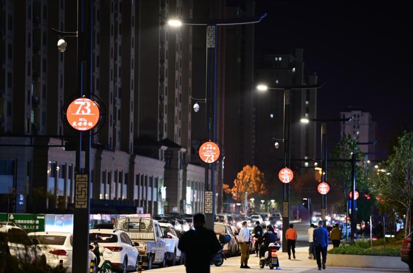 智慧路燈,可自動調（diào）節亮度（dù）,行人經過時,自動增亮