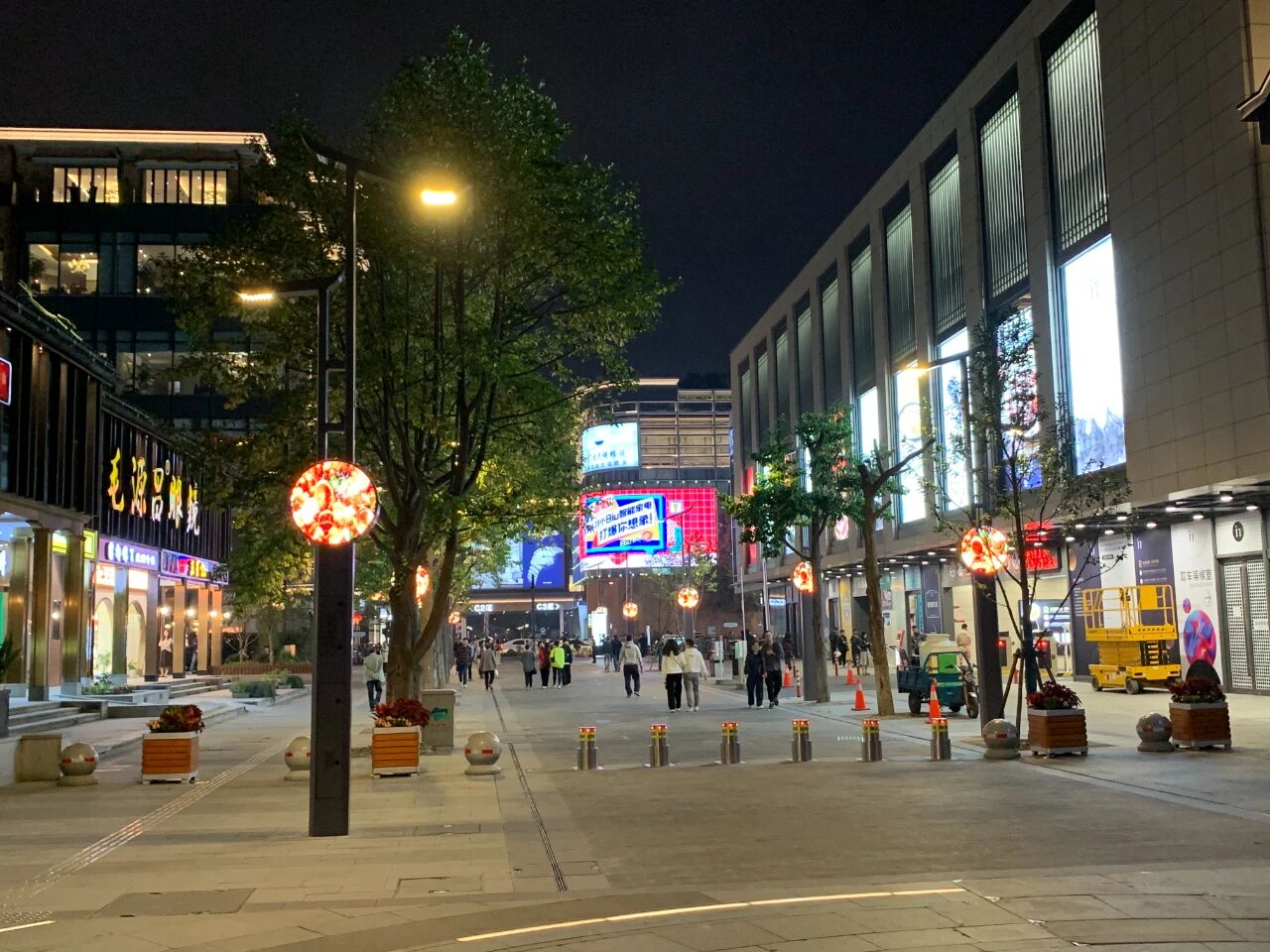當我們（men）追光時（shí）,也在追尋你,三（sān）思LED,照亮家國,同慶之路